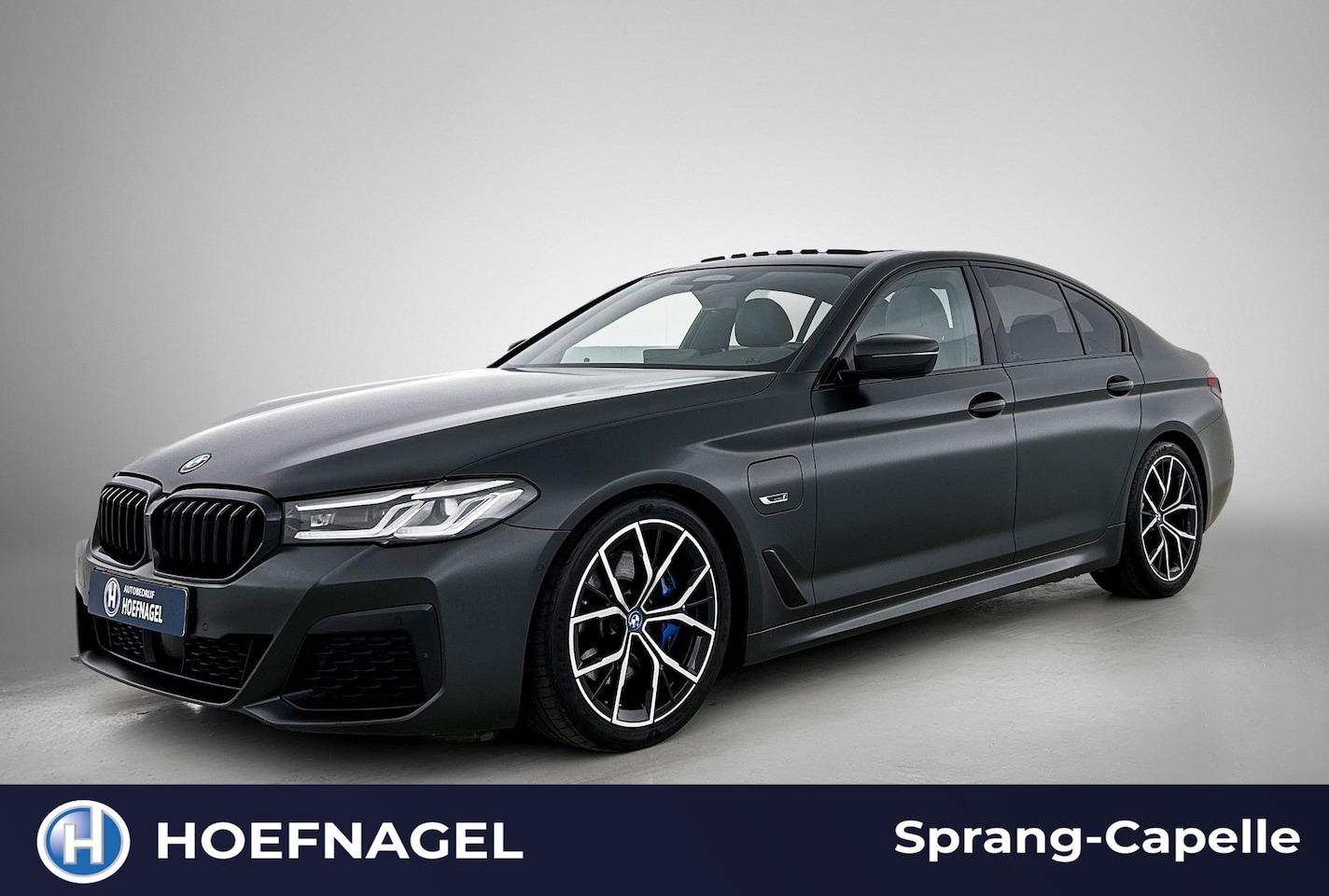 BMW 5-serie - 545e xDrive High Executive M Sport | Dakraam | Camera | Autopilot | Stoel-/Stuurverwarming - AutoWereld.nl