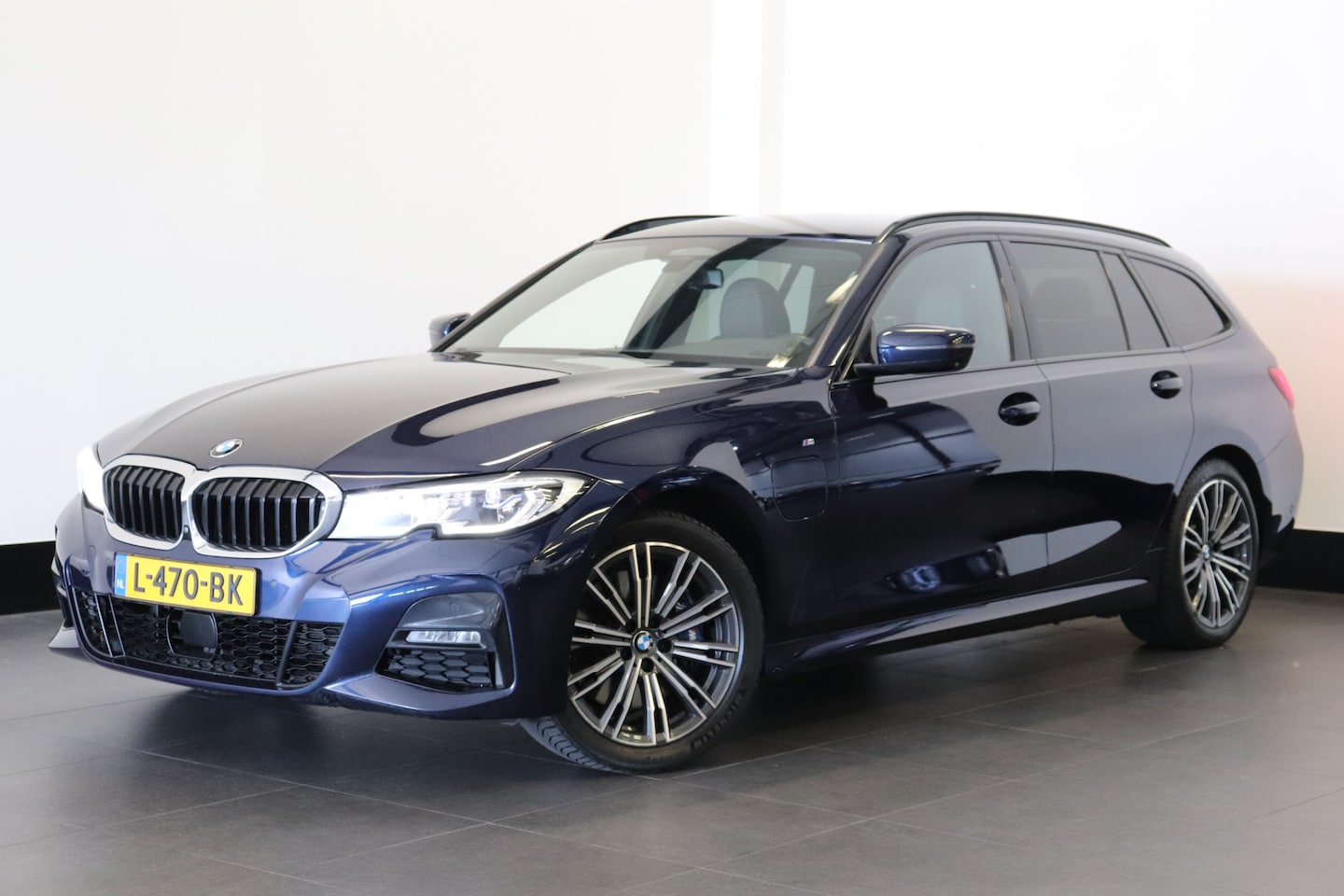 BMW 3-serie Touring - 330e xDrive High Executive | H&K Audio | 360 Camera | ACC | Laser | Trekhaak | €20.900,- i - AutoWereld.nl