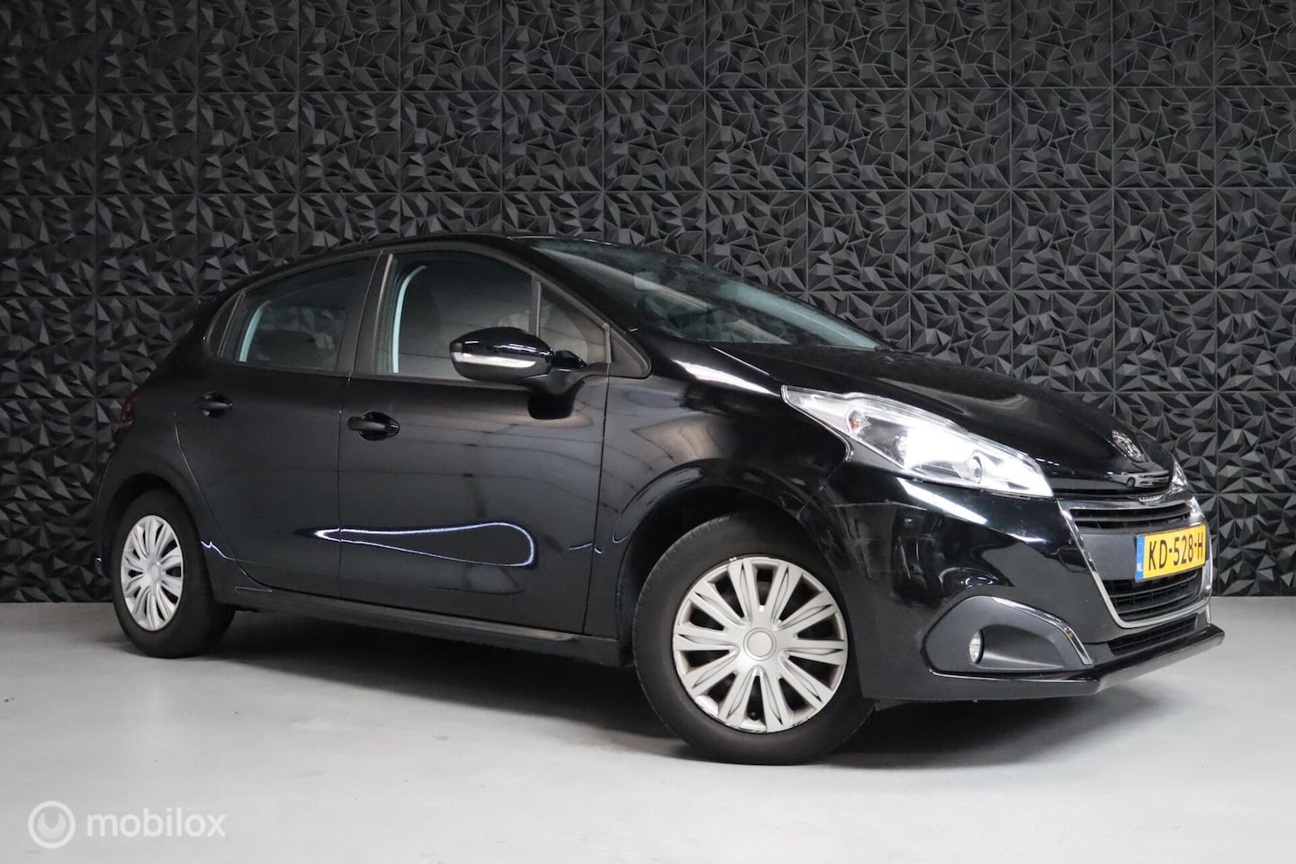 Peugeot 208 - 1.2 PureTech Blue Lion | Carplay | Parkeersensor - AutoWereld.nl