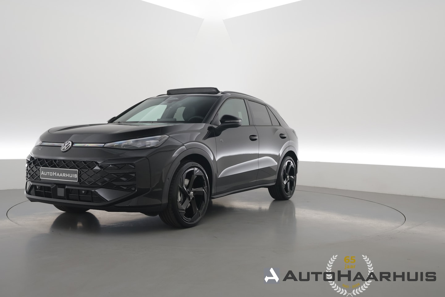 Volkswagen T-Roc - 1.5 eTsi R-Line First Edition | Pano | IQ Light | Adapt. Cruise | Trekhaak | Camera | Stoe - AutoWereld.nl