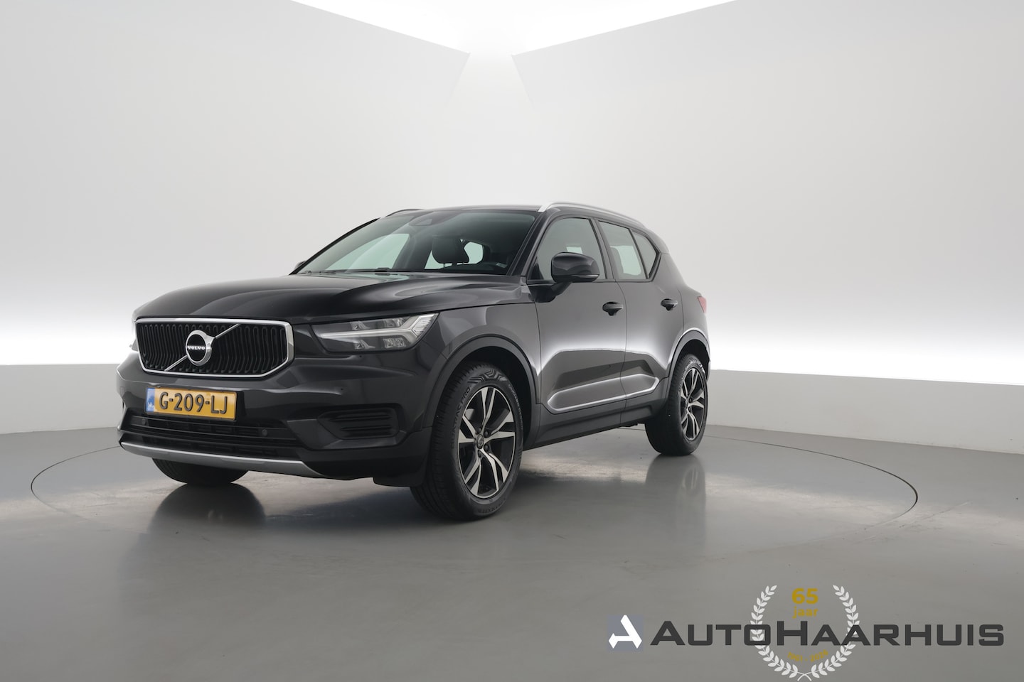 Volvo XC40 - 1.5 T3 Momentum Pro | RIJKLAAR!! | Cruise Contr. | Trekhaak | Camera | All Season | Apple - AutoWereld.nl