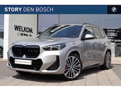 BMW X1 - xDrive23i M Sport Automaat / Panoramadak / Adaptieve LED / Sportstoelen / M Adaptief onder