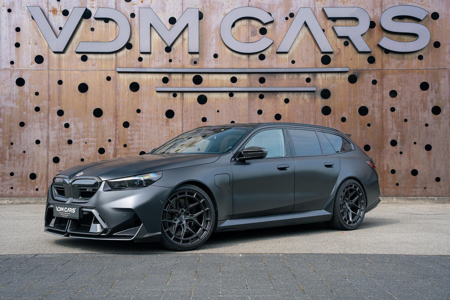 BMW 5-serie Touring - M5 | 950 PK | AKRAPOVIC | VOSSEN | CARBON | EVENTURI | PANORAMA | MATTE PPF | - AutoWereld.nl