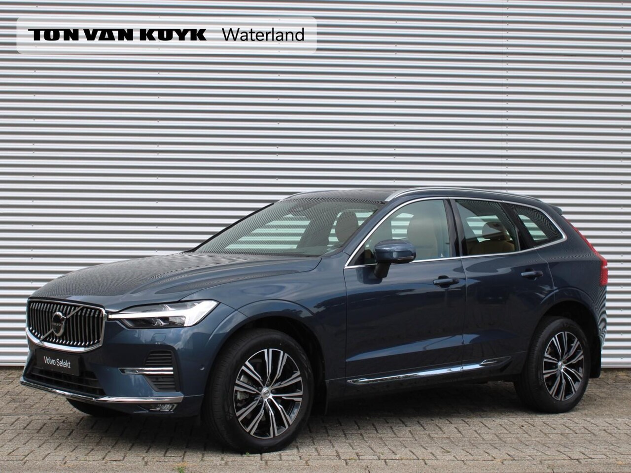 Volvo XC60 - 2.0 B5 Inscription Automaat / Panoramadak / Massage voorstoelen / Trekhaak / Luchtvering / - AutoWereld.nl