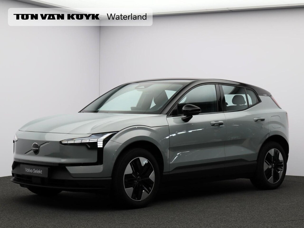 Volvo EX30 - Single Motor Plus Automaat / Verwarmde voorstoelen / Verwarmd stuurwiel /  Glossy zwart da - AutoWereld.nl