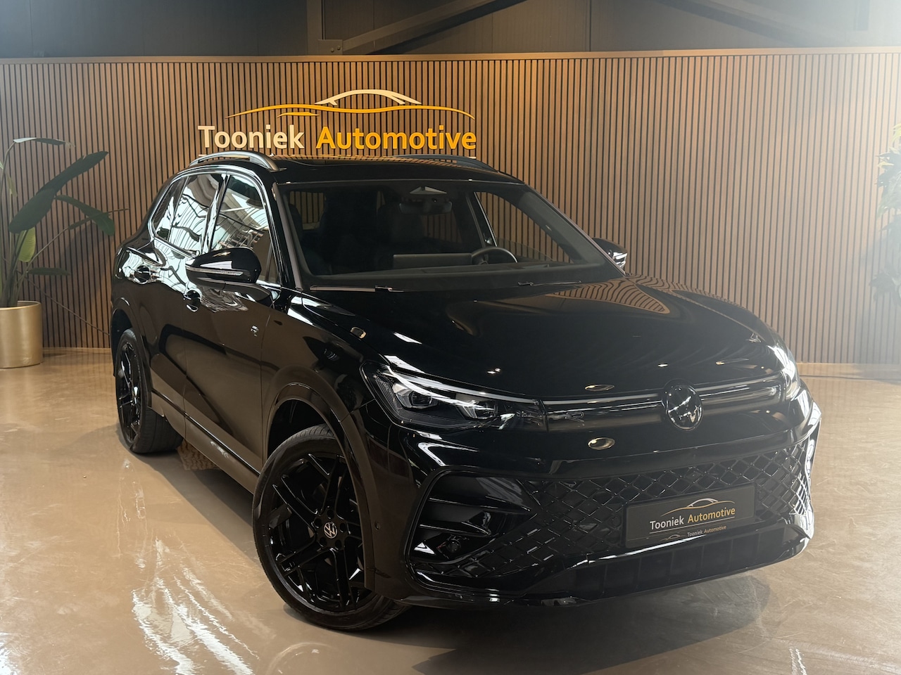 Volkswagen Tiguan - 1.5 eHybrid R-Line edition Panorma Navigatie sfeer verlichtig - AutoWereld.nl