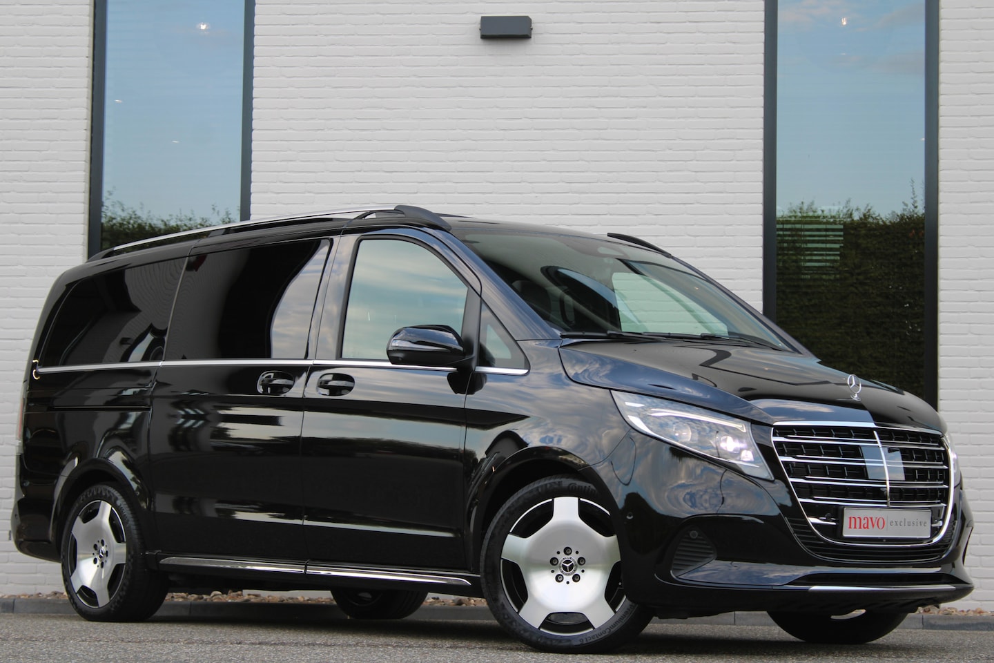 Mercedes-Benz V-klasse - 300d / AMG / Exclusive / DC / 4-matic / Luchtvering / Pano / 360 Cam / Burmester / Vol Opt - AutoWereld.nl