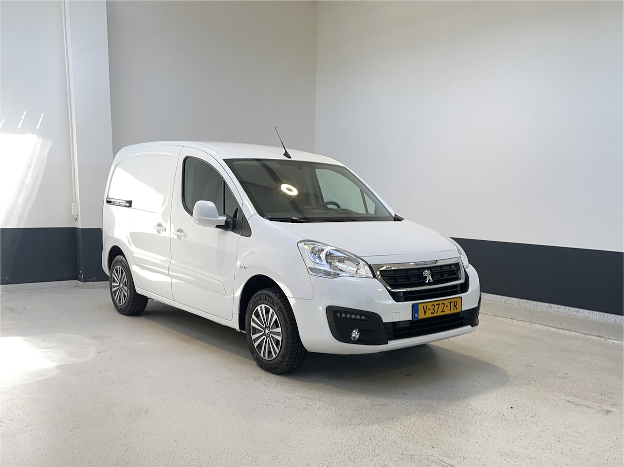 Peugeot e-Partner - Electric L1 Premium Automaat | NL | 2 Eig | Apple Carplay/Android auto | PDC | Airco | - AutoWereld.nl
