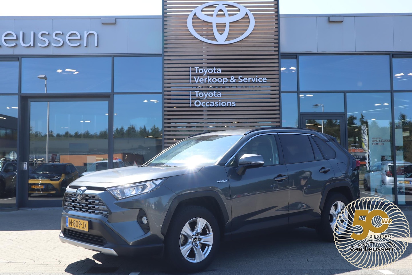 Toyota RAV4 - 2.5 HYBRID STYLE TREKHAAK VOL-LEDER LED STOEL/STUURVERWARMING EL-ACHTERKLEP KEYLESS APPLE- - AutoWereld.nl
