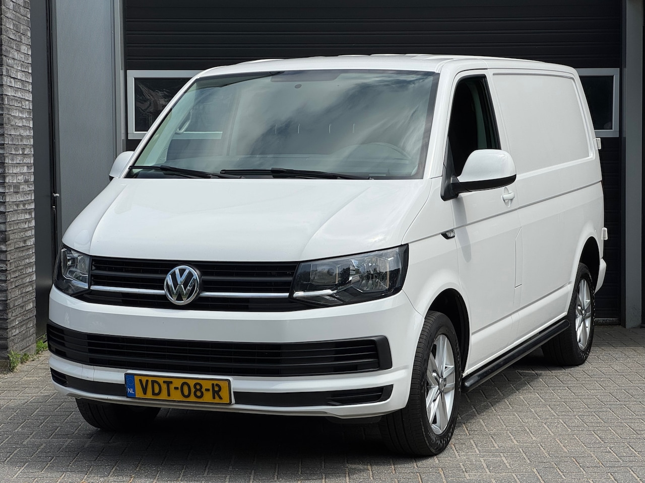 Volkswagen Transporter - 2.0 TDI L1H1 Highline Trekhaak, Camera, Navi, NAP - AutoWereld.nl