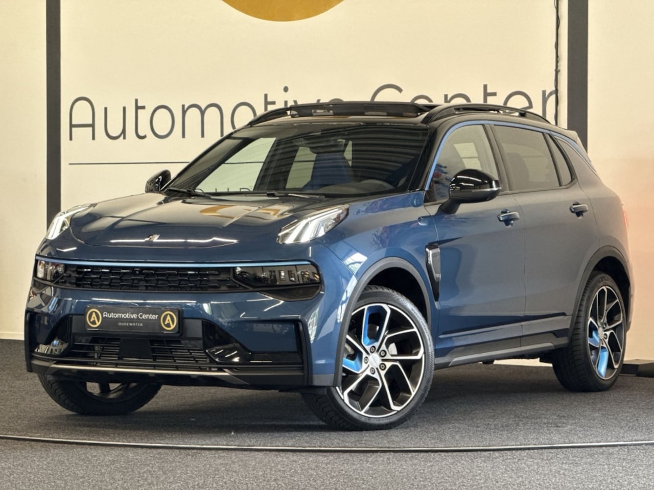 Lynk & Co 01 - 1.5 PHEV | MY23 | 6.6 KWH | ZWARTE HEMEL | PANO | 360 | VERWACHT - AutoWereld.nl