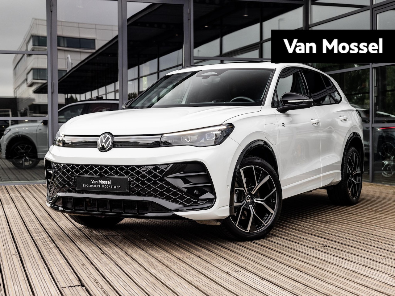 Volkswagen Tiguan - 1.5 eHybrid R-Line Edition | PANORAMA/SCHUIF-KANTELDAK | ADAPTIVE CRUISE CONTROL. | ACHTER - AutoWereld.nl