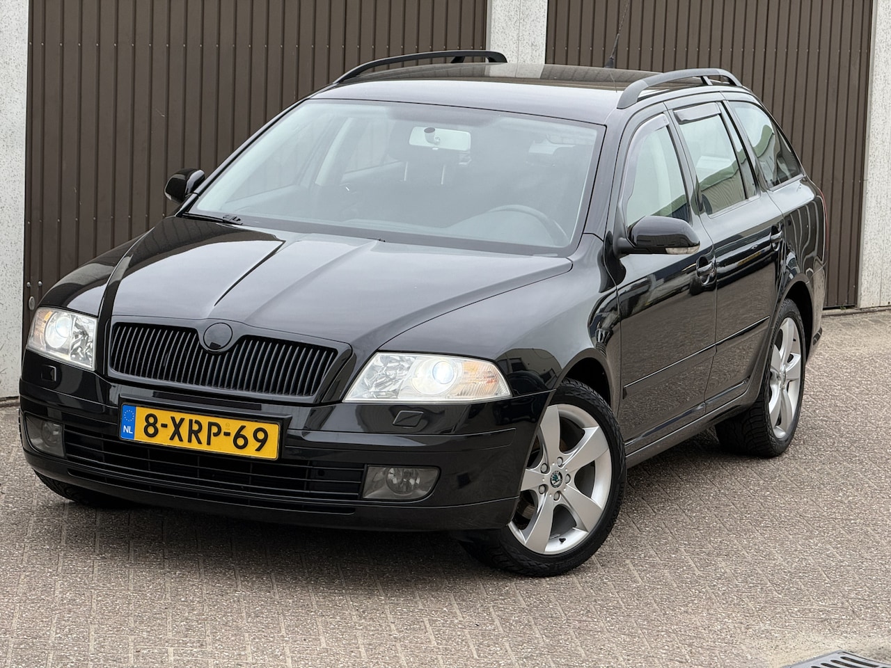 Skoda Octavia Combi - 1.6 FSI Ambiente Goed onderhouden voertuig met een verzorgde uitstraling. - AutoWereld.nl