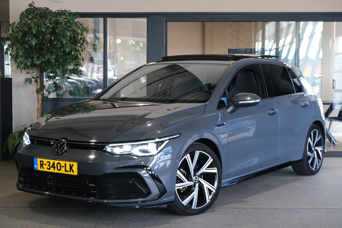 Volkswagen Golf - 1.5 eTSI R-Line DSG 150PK Pano Navi ACC CAM PDC - AutoWereld.nl
