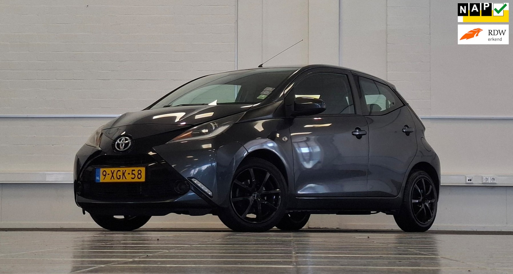 Toyota Aygo - 1.0i VVT-i x-play Camera LM velgen 5drs LM Velgen - AutoWereld.nl