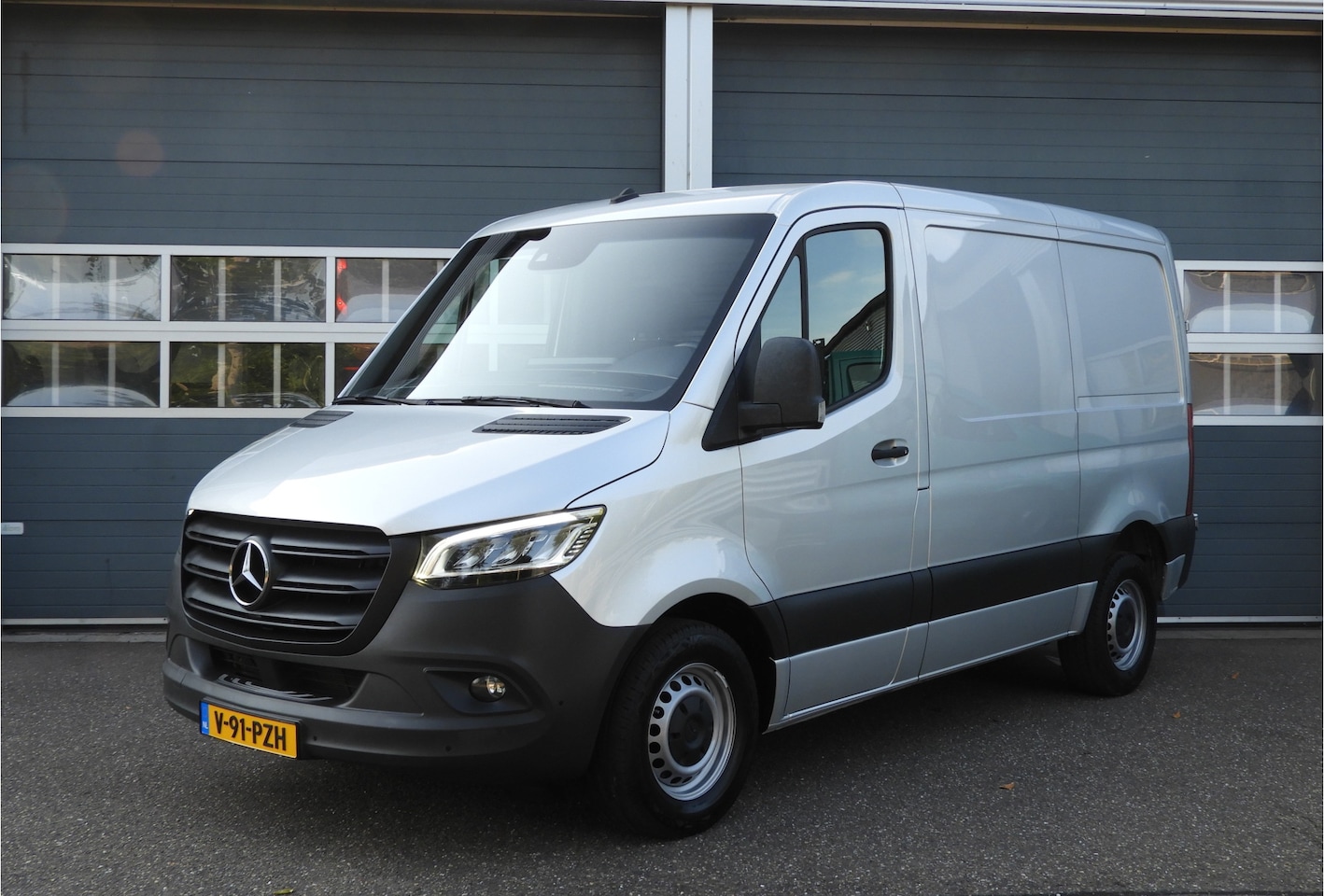Mercedes-Benz Sprinter - 317 1.9 CDI L1H1 RWD AUT | DISTRONIC | 10.25 MBUX | SORTIMO INRICHTING | LED - AutoWereld.nl