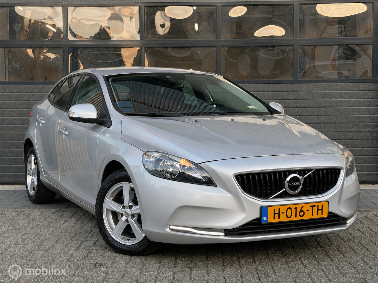 Volvo V40 - 2.0 T2 Momentum | Startstop | Trekhaak | Cruise - AutoWereld.nl