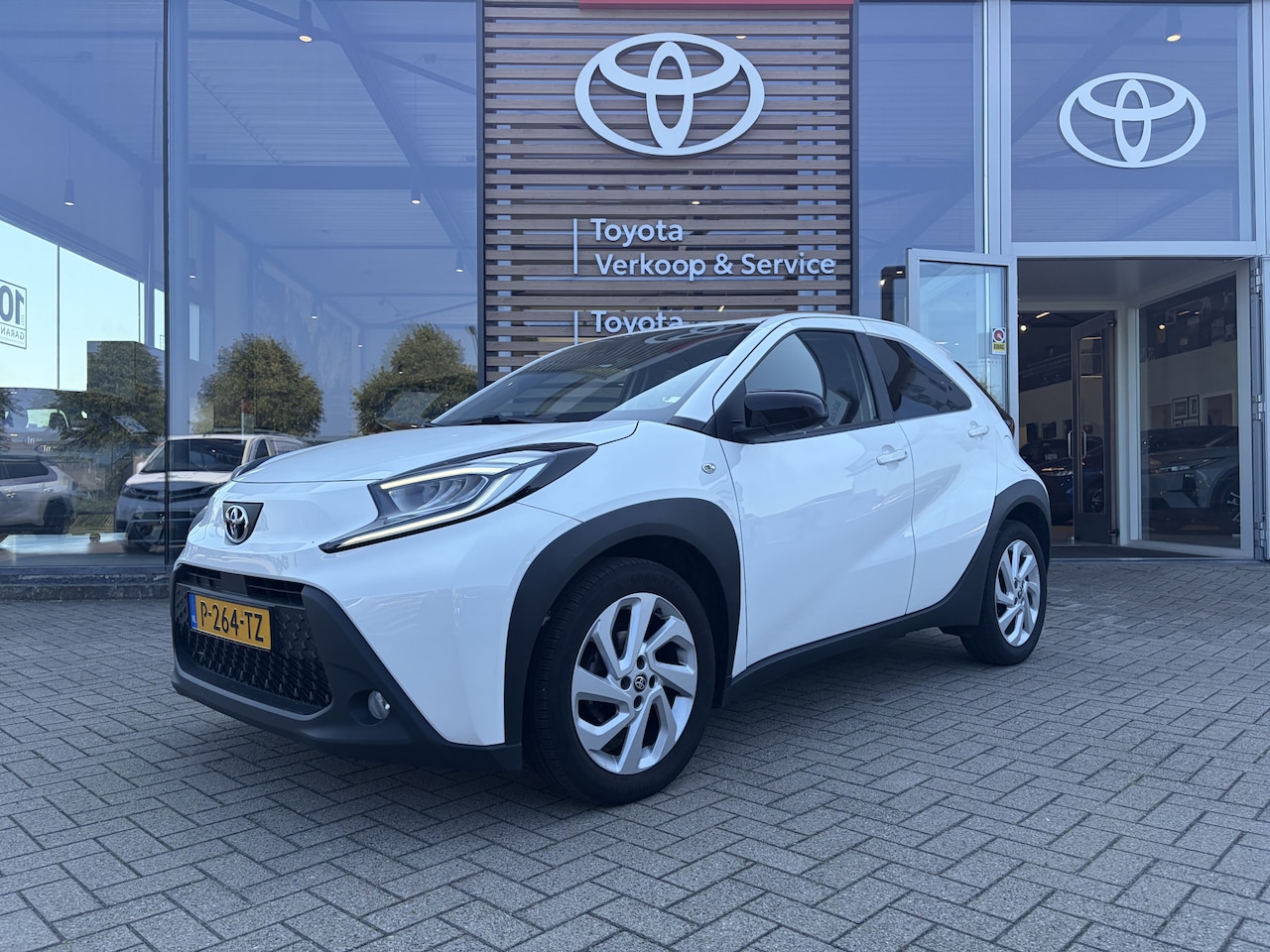Toyota Aygo X - 1.0 VVT-i MT first Handgeschakeld 72pk | Dealer onderhouden | Achteruitrijcamera | Apple C - AutoWereld.nl