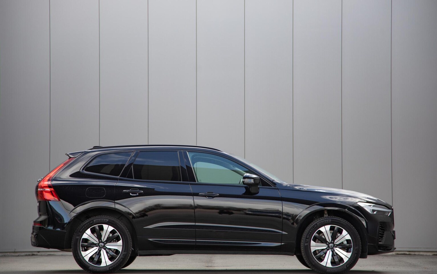 Volvo XC60 - 2.0 T6 Plug-in hybrid AWD Plus Dark Panorama|H/K Audio| - AutoWereld.nl