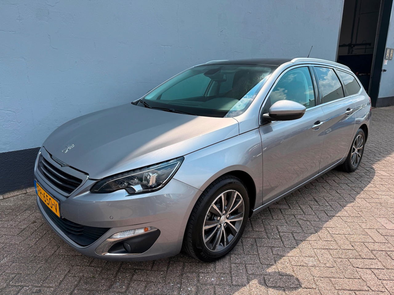 Peugeot 308 SW - 1.2 PureTech Allure - Panorama Dak - AutoWereld.nl