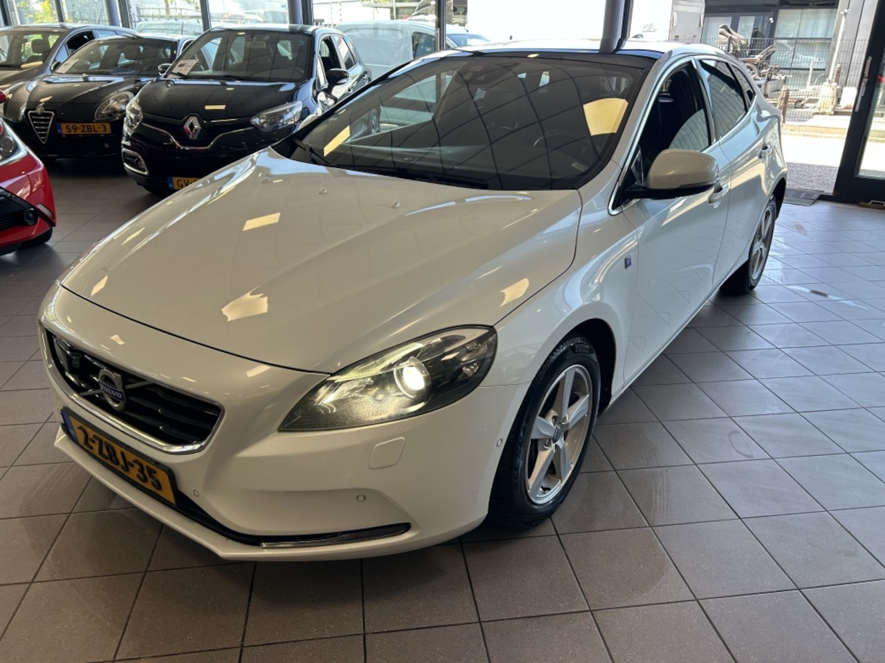 Volvo V40 - 2.0 D4 Oc. Race Bns Leder PANO Eerste Eig BJ 2014 !!! - AutoWereld.nl