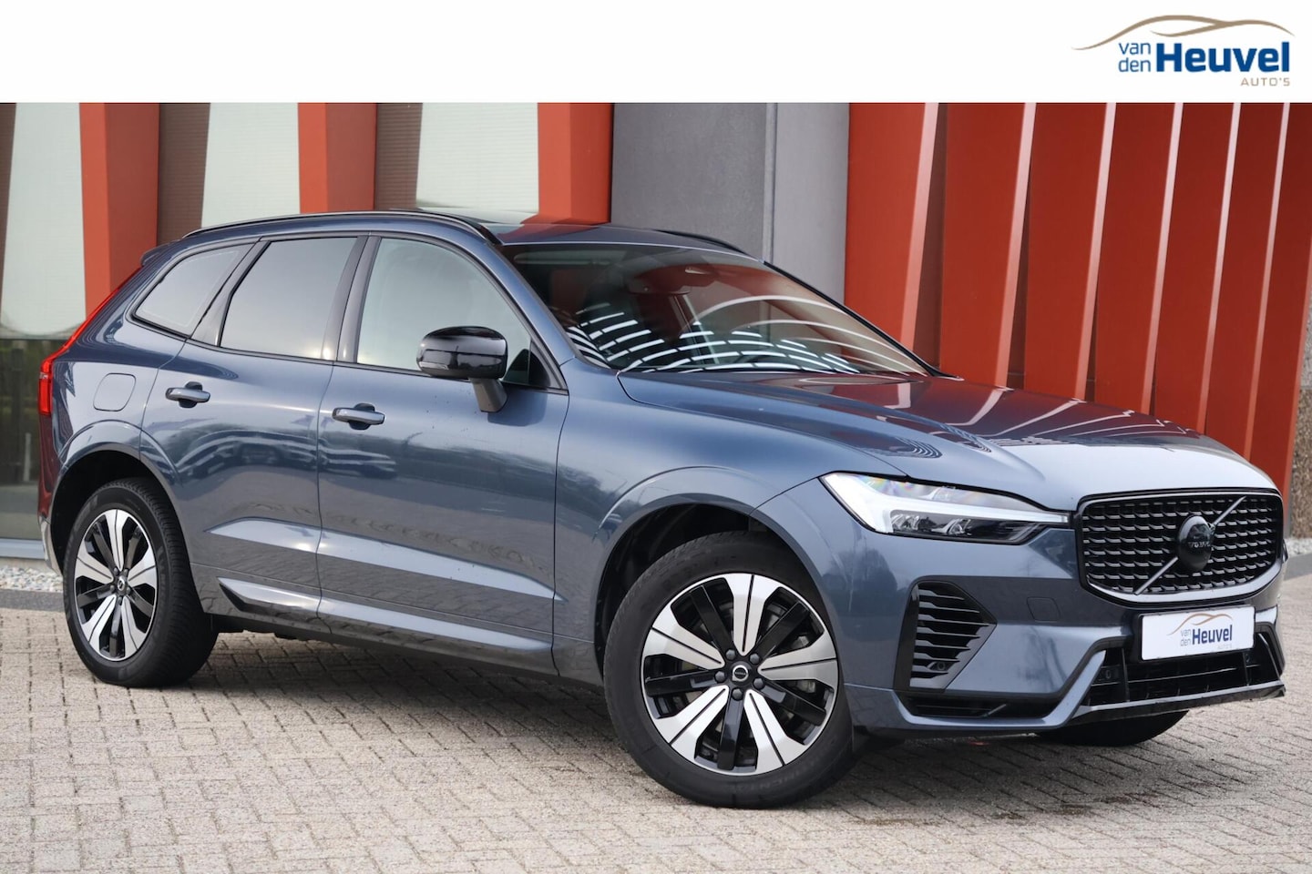 Volvo XC60 - T6 Recharge AWD Plus Dark | Longe Range | Stoelverwarming | Trekhaak | Leder | Panoramadak - AutoWereld.nl