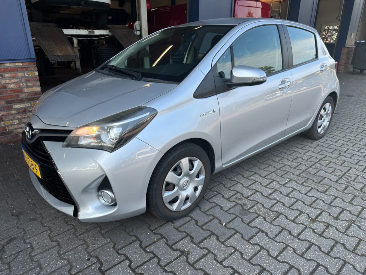 Toyota Yaris - 1.5 HYBRID LEASE LTD - AutoWereld.nl