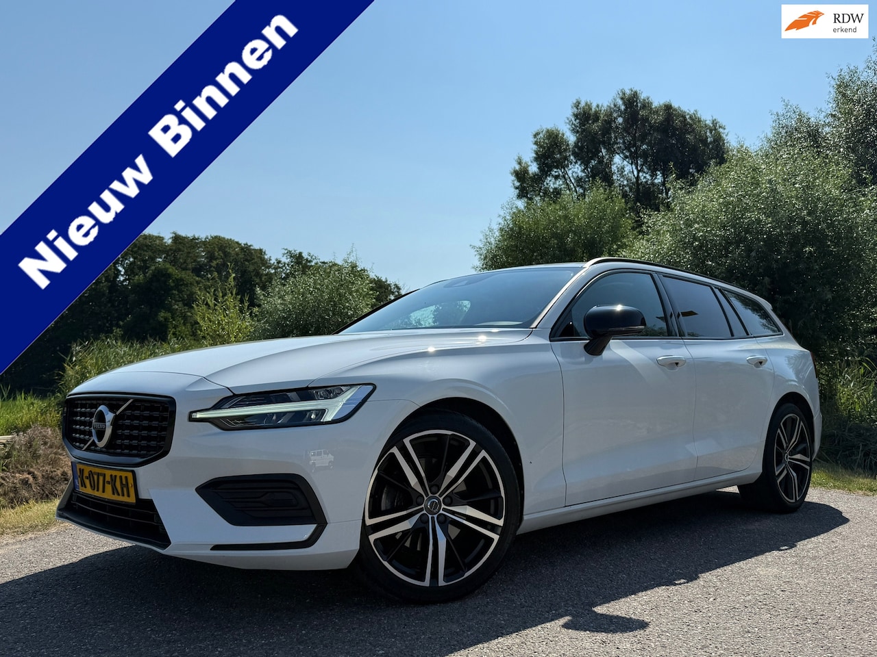 Volvo V60 - 2.0 B3 R-Design Automaat / Camera / Apple CarPlay-Android Auto / 19" Velgen / Stuur-/Stoel - AutoWereld.nl