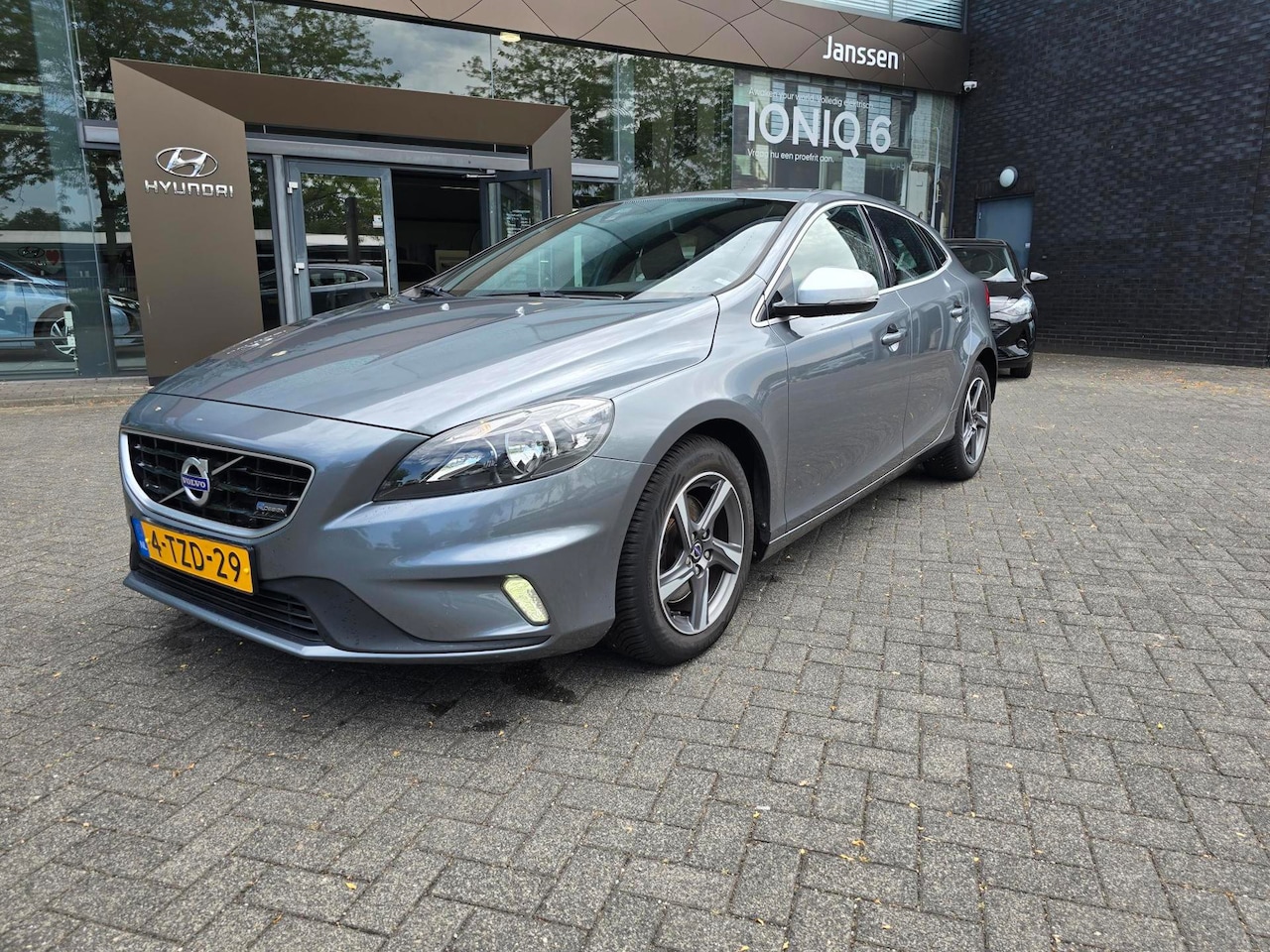 Volvo V40 - 1.6 T2 R-Design NL-auto/trekhaak - AutoWereld.nl