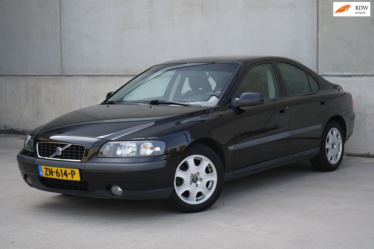Volvo S60 - 2.4 5 cilinder, Automaat, Half Leder, Camera, NAP - AutoWereld.nl