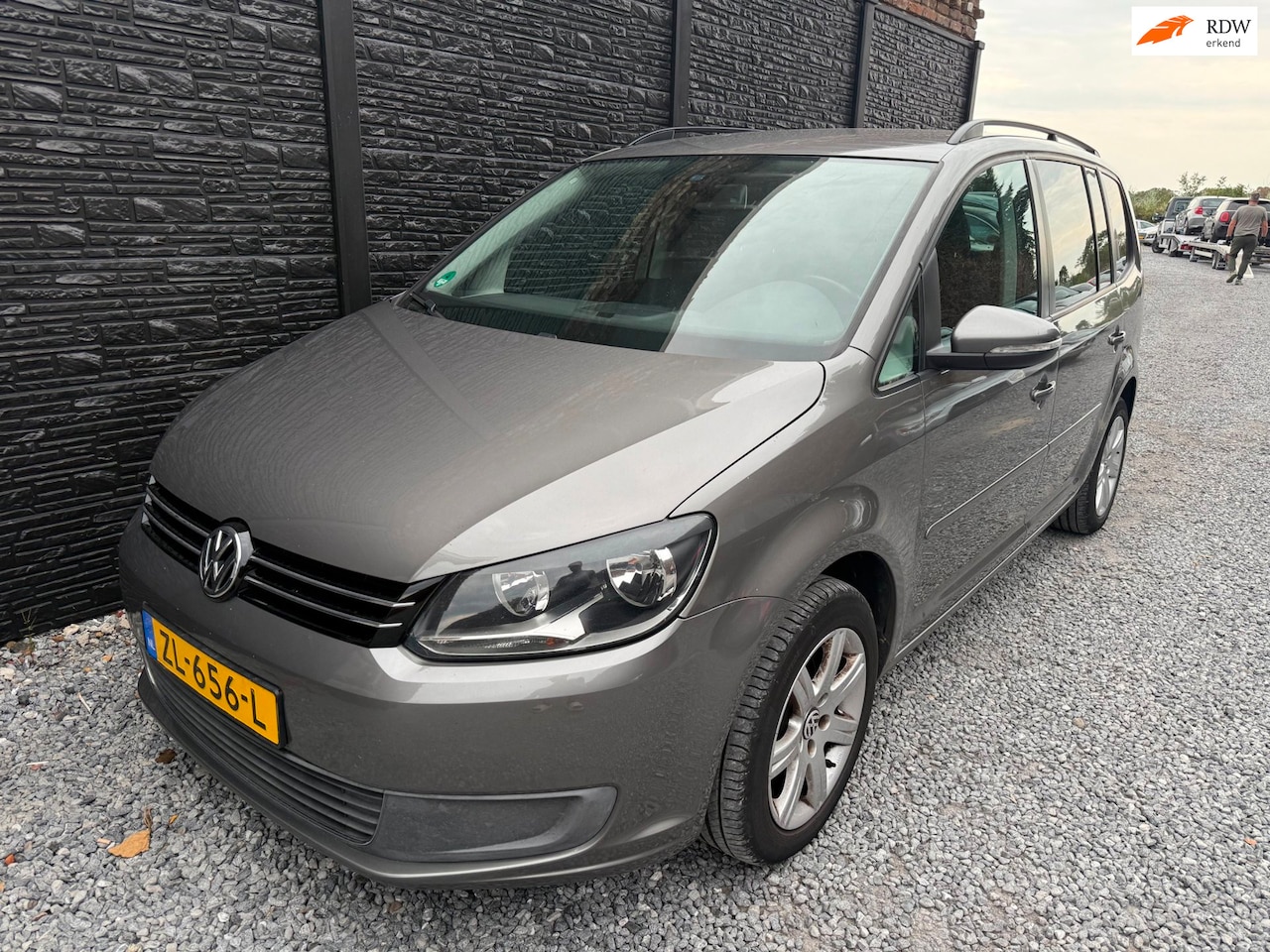 Volkswagen Touran - 1.6 TDI Highline BlueMotion 7p. Airco, Navi, PDC, Nette goed onderhouden auto! - AutoWereld.nl