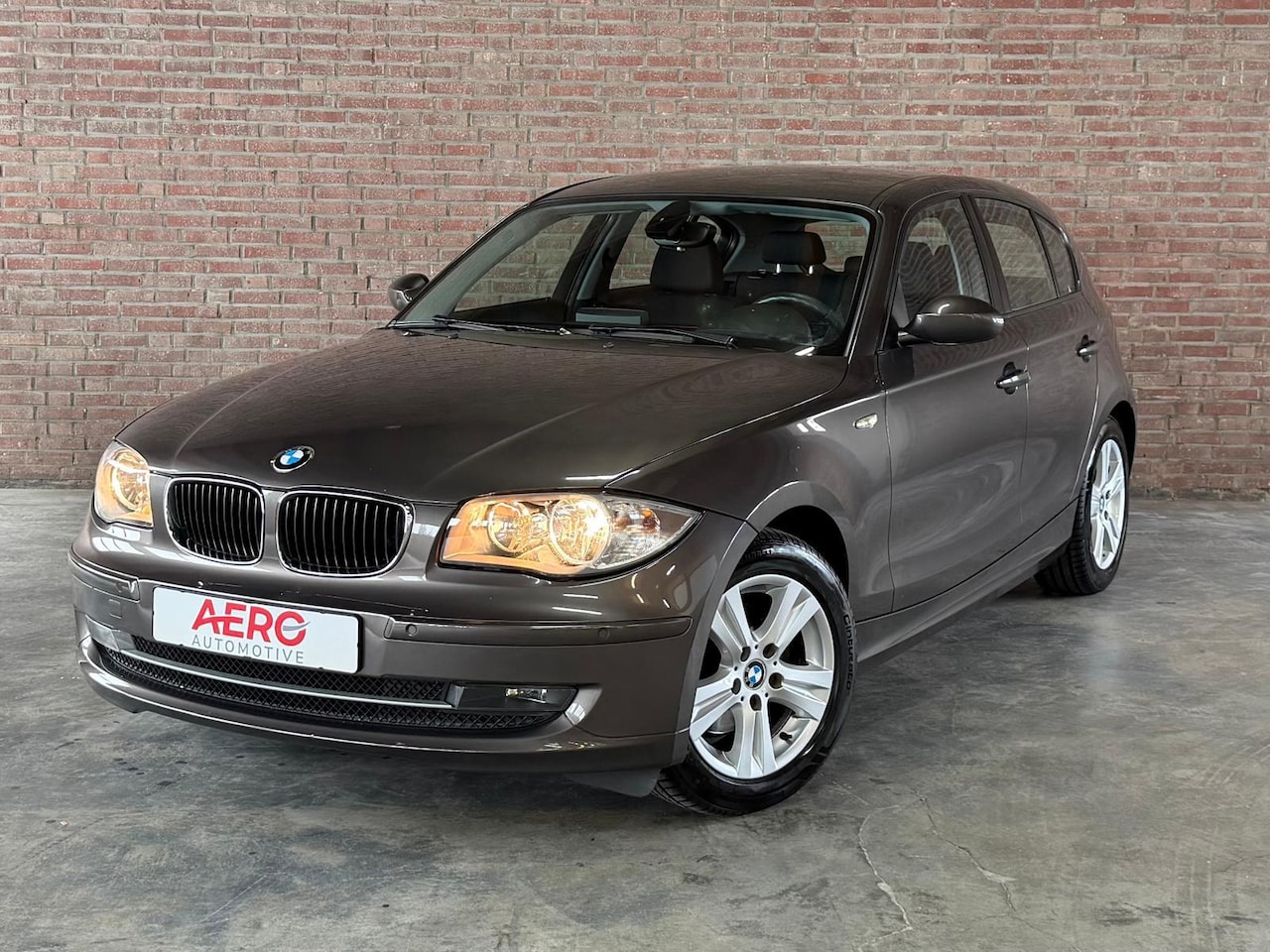 BMW 1-serie - 118i Business Line Clima / PDC / Navi / Dealer Onderhouden - AutoWereld.nl