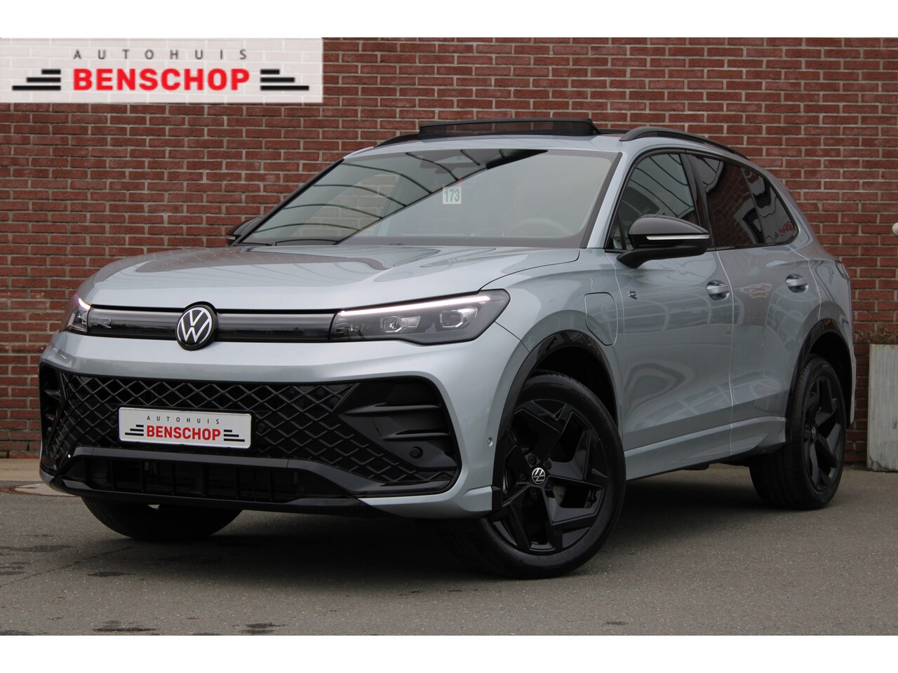 Volkswagen Tiguan - 1.5 eHybrid 272PK R-Line Edition |PANO-DAK|TREKHAAK|BLACK-STYLE|20-INCH| - AutoWereld.nl