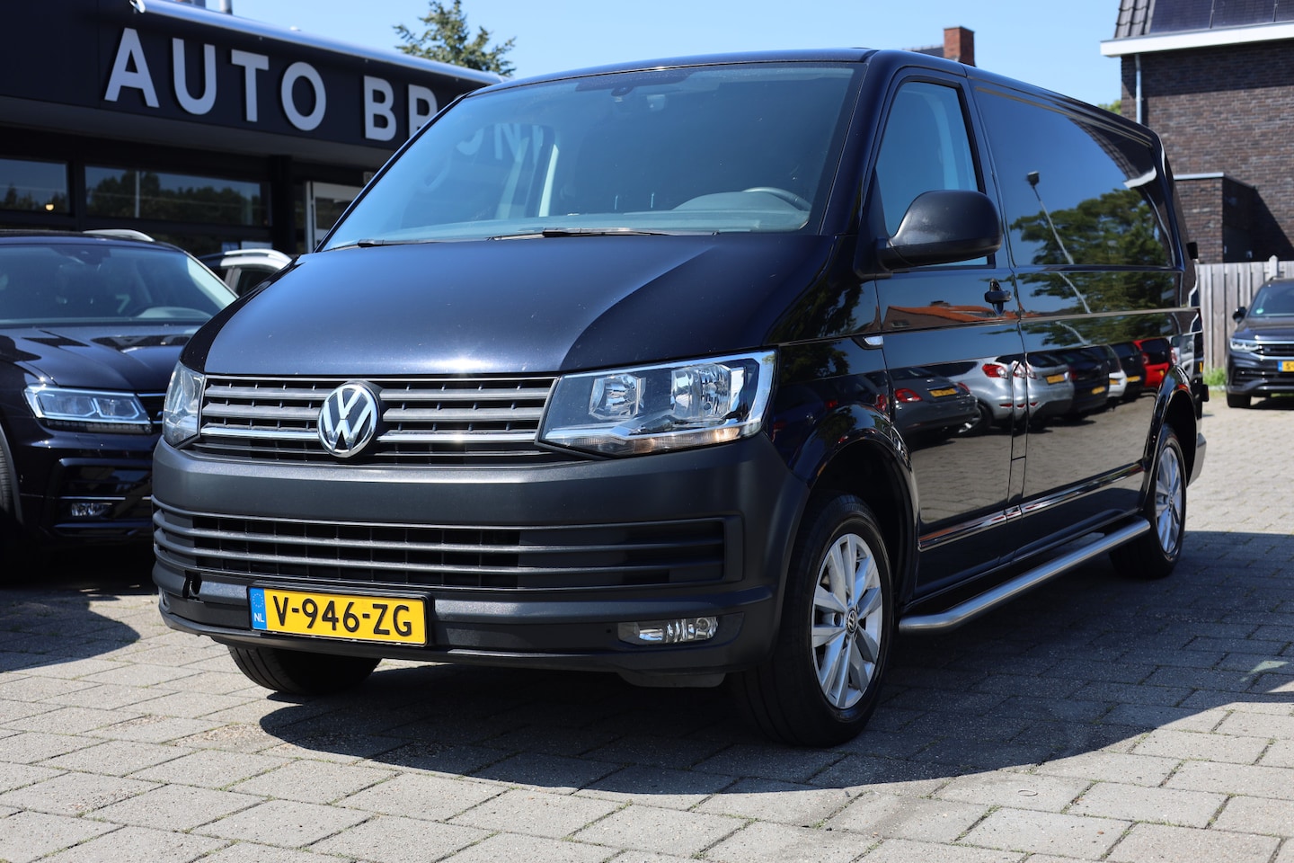 Volkswagen Transporter - 2.0 TDI L2H1 HIGHLINE | CARPLAY | TREKHAAK - AutoWereld.nl