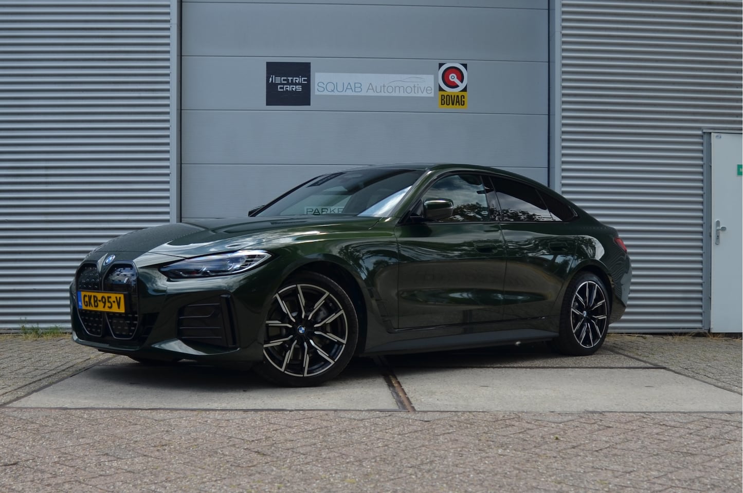 BMW i4 - eDrive40 High Executive 84 kWh Trekhaak, Pano, M-Sport Stoelen, Driver Assist Pro - AutoWereld.nl