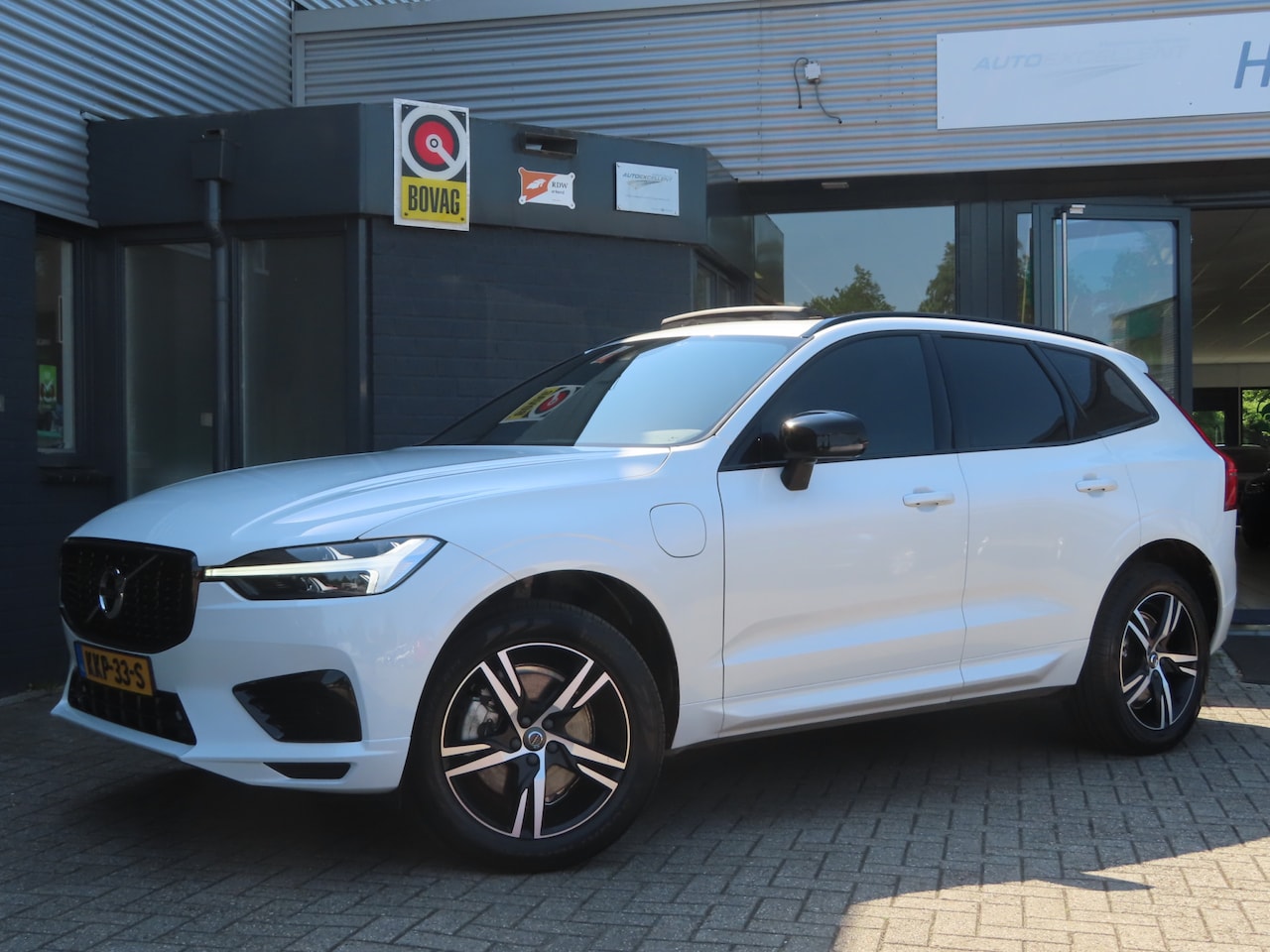 Volvo XC60 - 2.0 Recharge T6 AWD R-Design | pano dak | lederen bekleding | camera - AutoWereld.nl