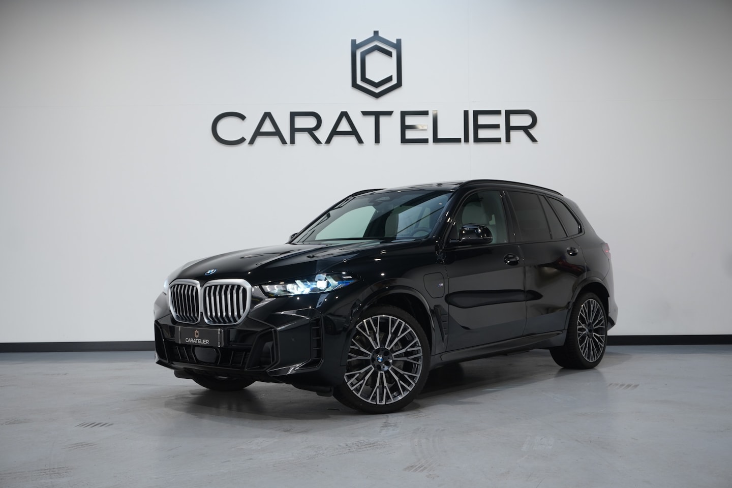 BMW X5 - xDrive50e / M-Sportpakket / Panorama / 22 Inch / € 2250 p/m lease price - AutoWereld.nl