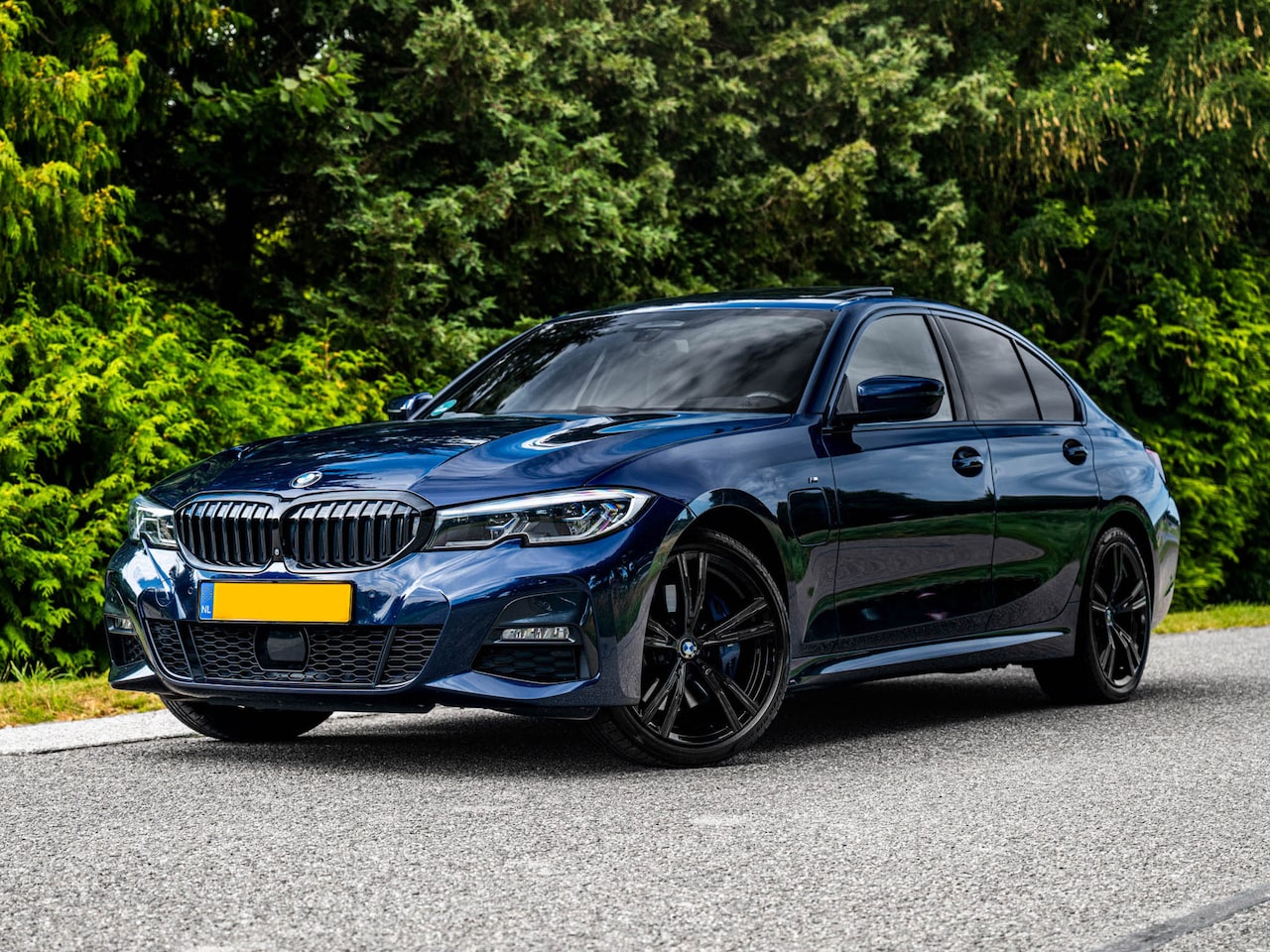 BMW 3-serie - 330e M-Sport | Laser | Pano | H&K - AutoWereld.nl