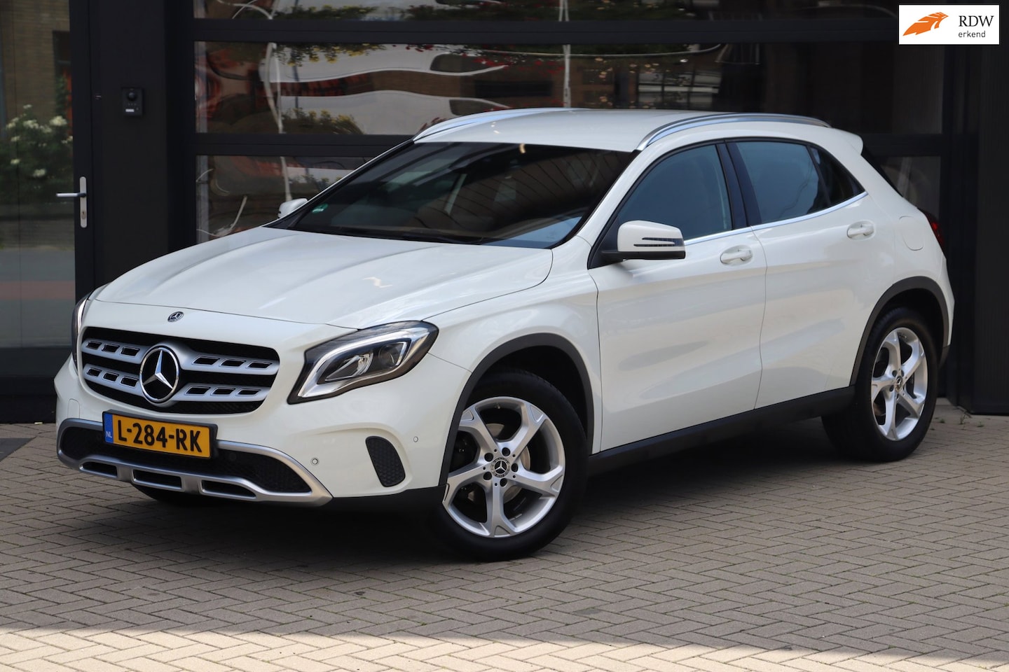 Mercedes-Benz GLA-Klasse - 180 Premium Plus | Camera | Leder | Clima | Cruise | Stoelverwarming | Groot Scherm | Navi - AutoWereld.nl