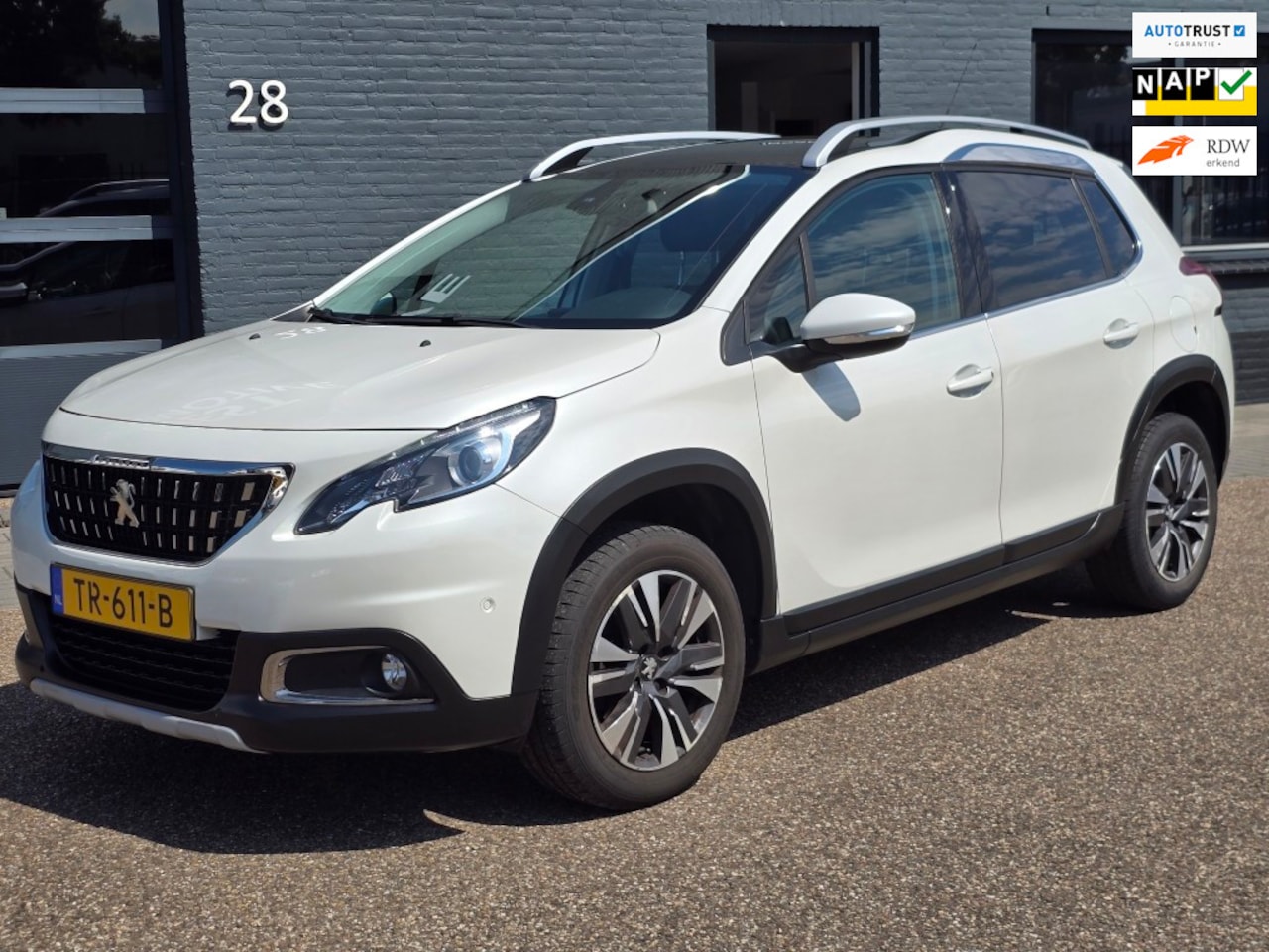 Peugeot 2008 - 1.2 PureTech Allure AUTOMAAT NAVI CAMERA RIEM VV DEALER ONDERHOUDEN - AutoWereld.nl