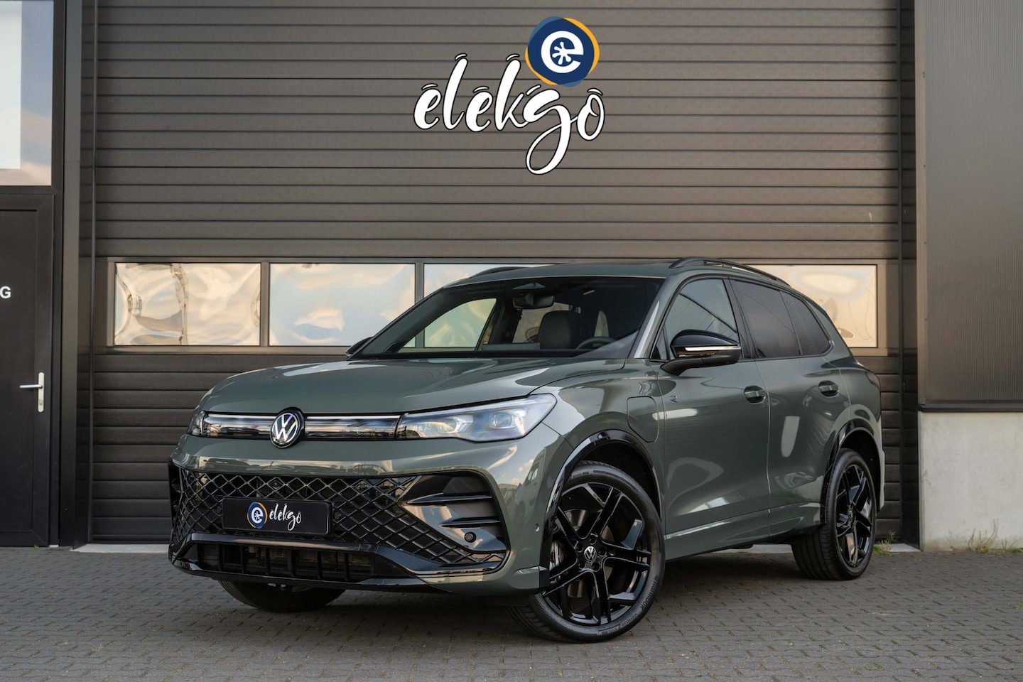Volkswagen Tiguan - 1.5 eHybrid R-Line|Vol|Massage|Pano|IQ|Trekhaak|HuD| - AutoWereld.nl