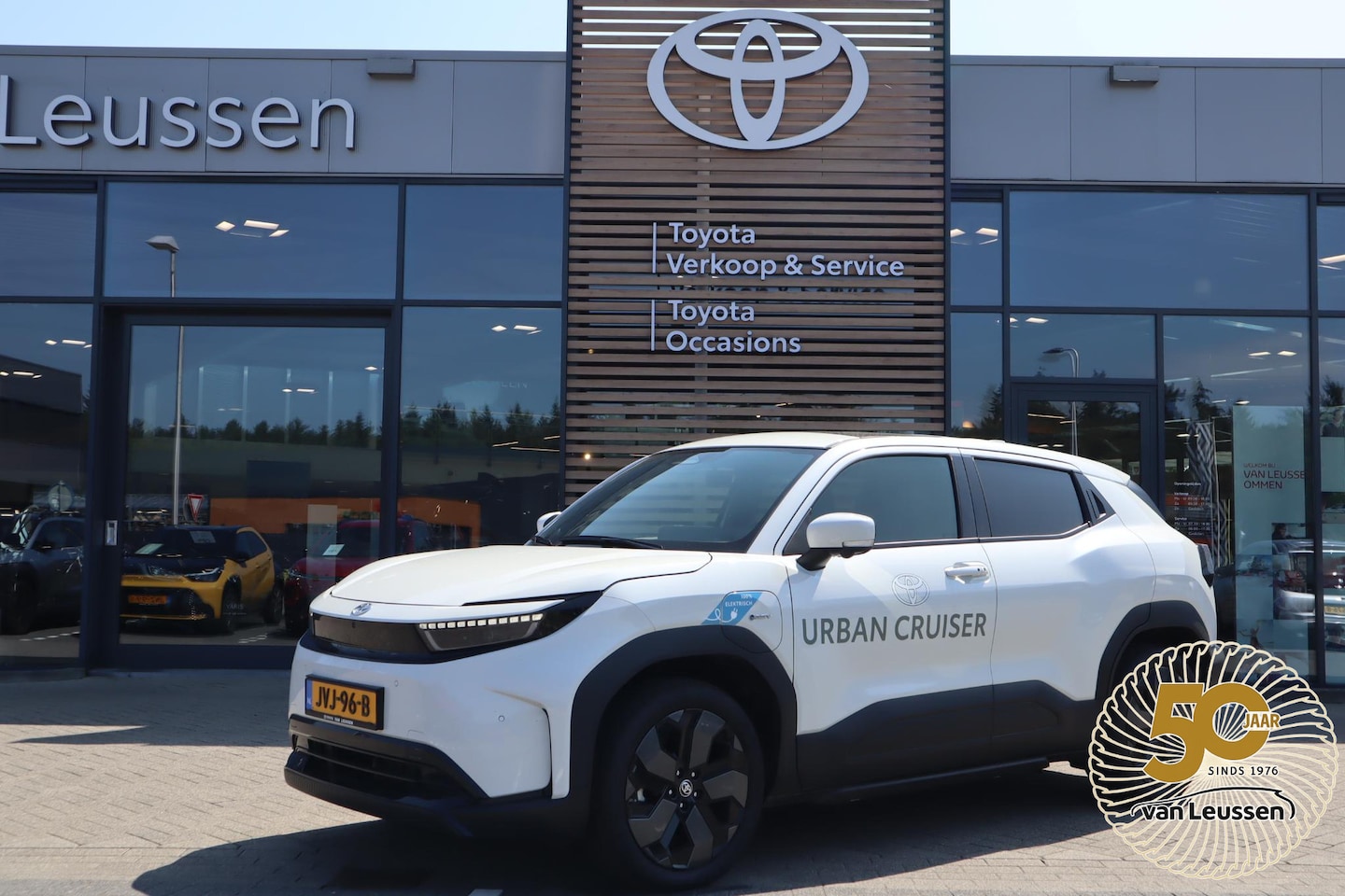 Toyota Urban Cruiser - EXECUTIVE 61KWH PANODAK JBL-AUDIO 360°CAMERA 19"LM-VELGEN LED-PRISMA STOEL/STUURVERWARMING - AutoWereld.nl