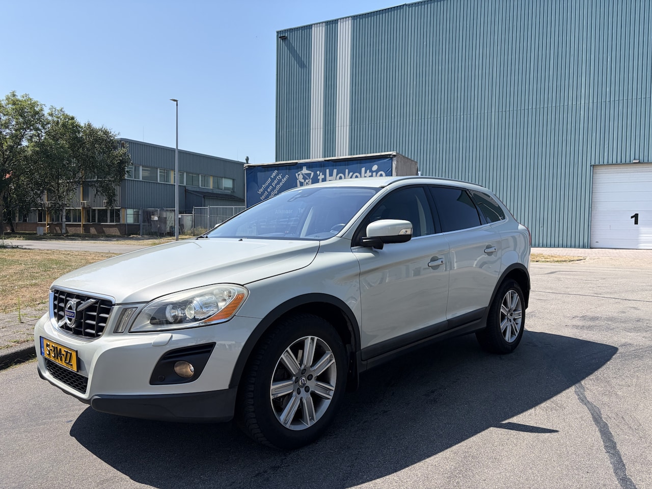 Volvo XC60 - 3.0 T6 AWD Momentum 4X4 Automaat 320 PK. Onverwoestbare auto met slechts 151.000 KM !!! Al - AutoWereld.nl