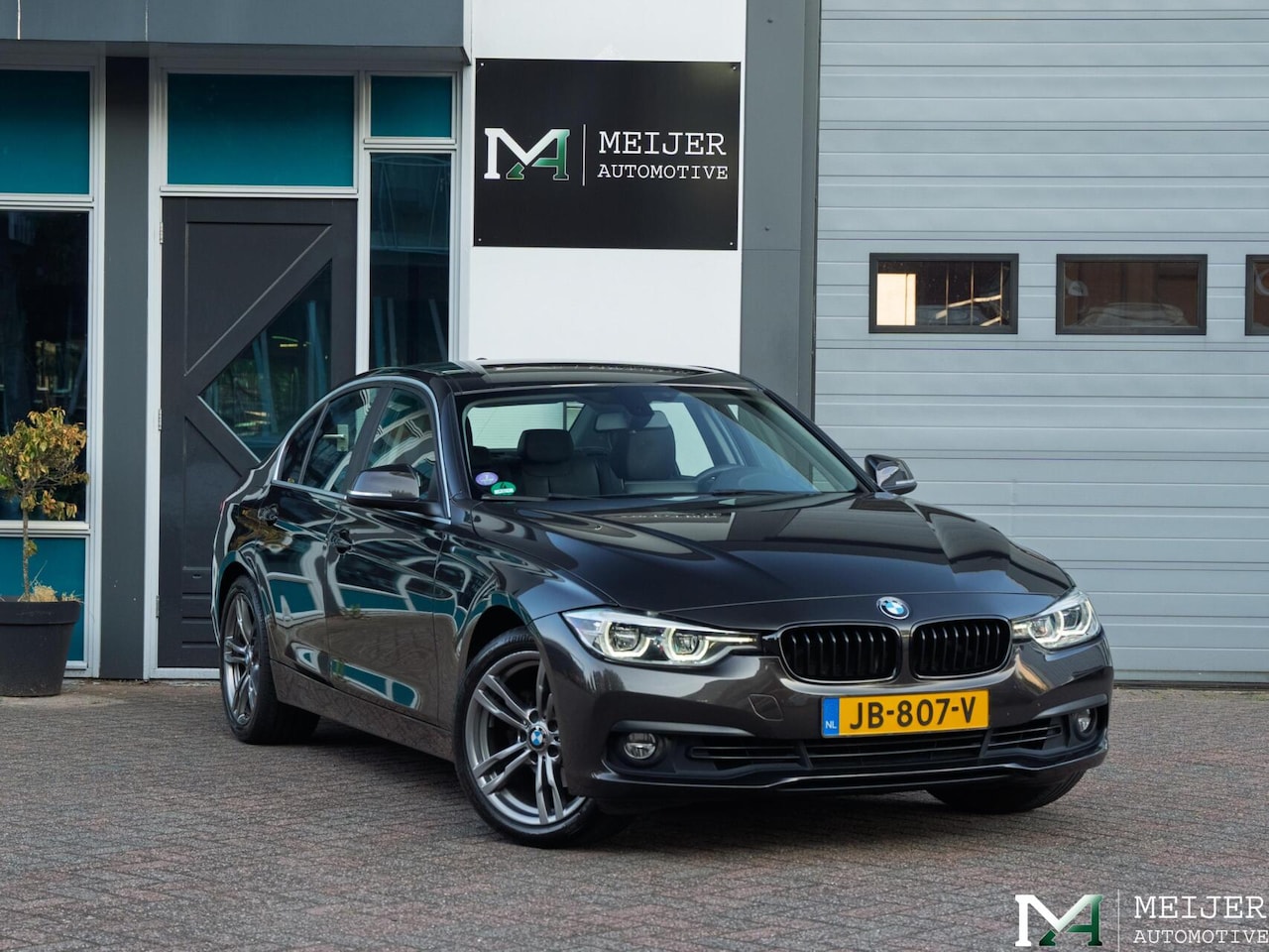 BMW 3-serie - 320i Essential|Leder|LED|Navi Pro|Stoelv.|Cruise|PDC|NAP - AutoWereld.nl
