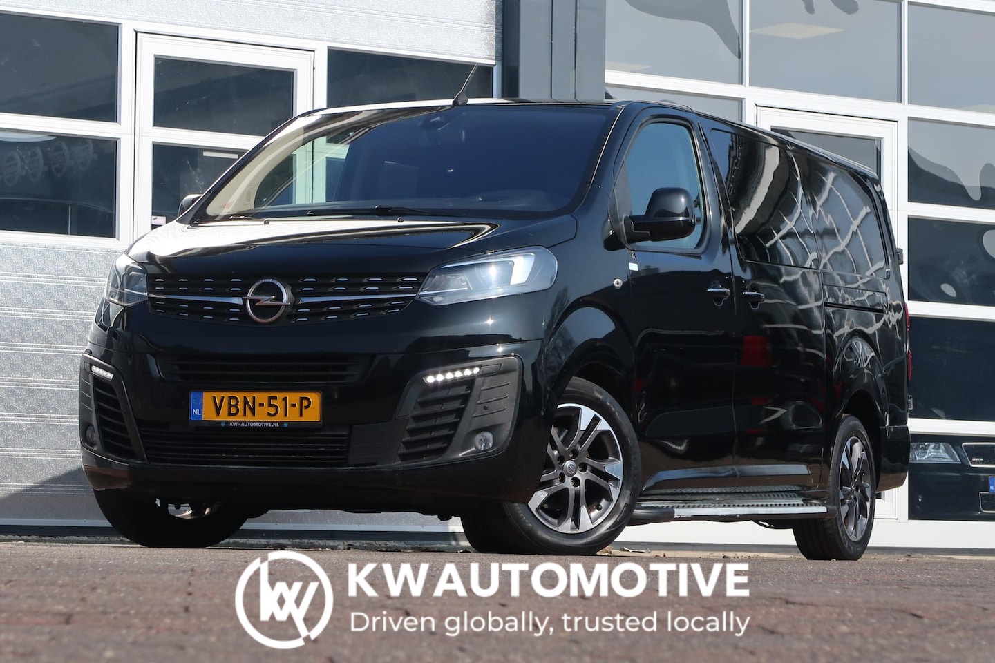 Opel Vivaro - 2.0 CDTI L3H1 Innovation AUT/ 2X DEUR/ LED/ CAMERA/ NAVI/ CRUISE/ CLIMA/ TREKHAAK - AutoWereld.nl