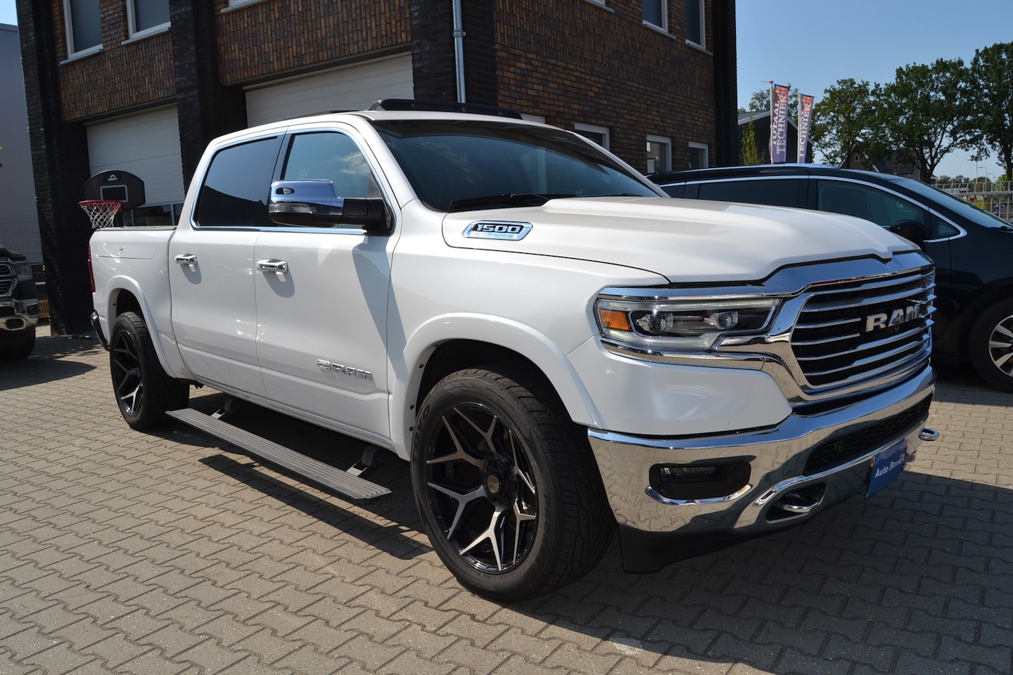 Dodge Ram 1500 - 5.7 V8 Crew Cab Limited longhorn met panoramadak en 360 camera - AutoWereld.nl