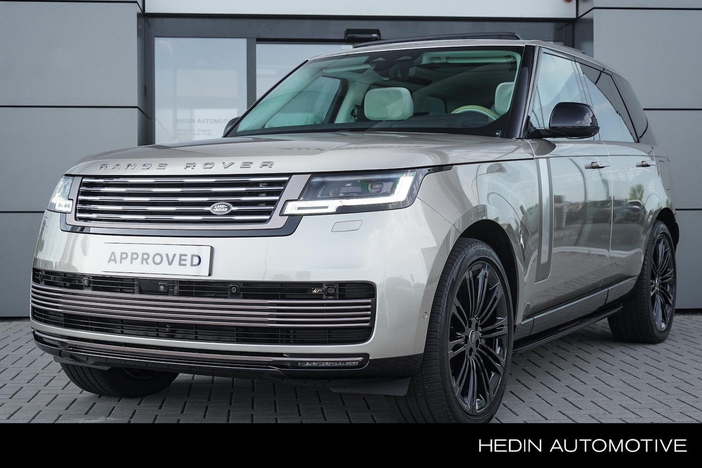 Land Rover Range Rover - P550e SV l SV Sunset Gold l 23" Gloss Black l Treeplanken l Elektr. Trekhaak l Rear Seat E - AutoWereld.nl
