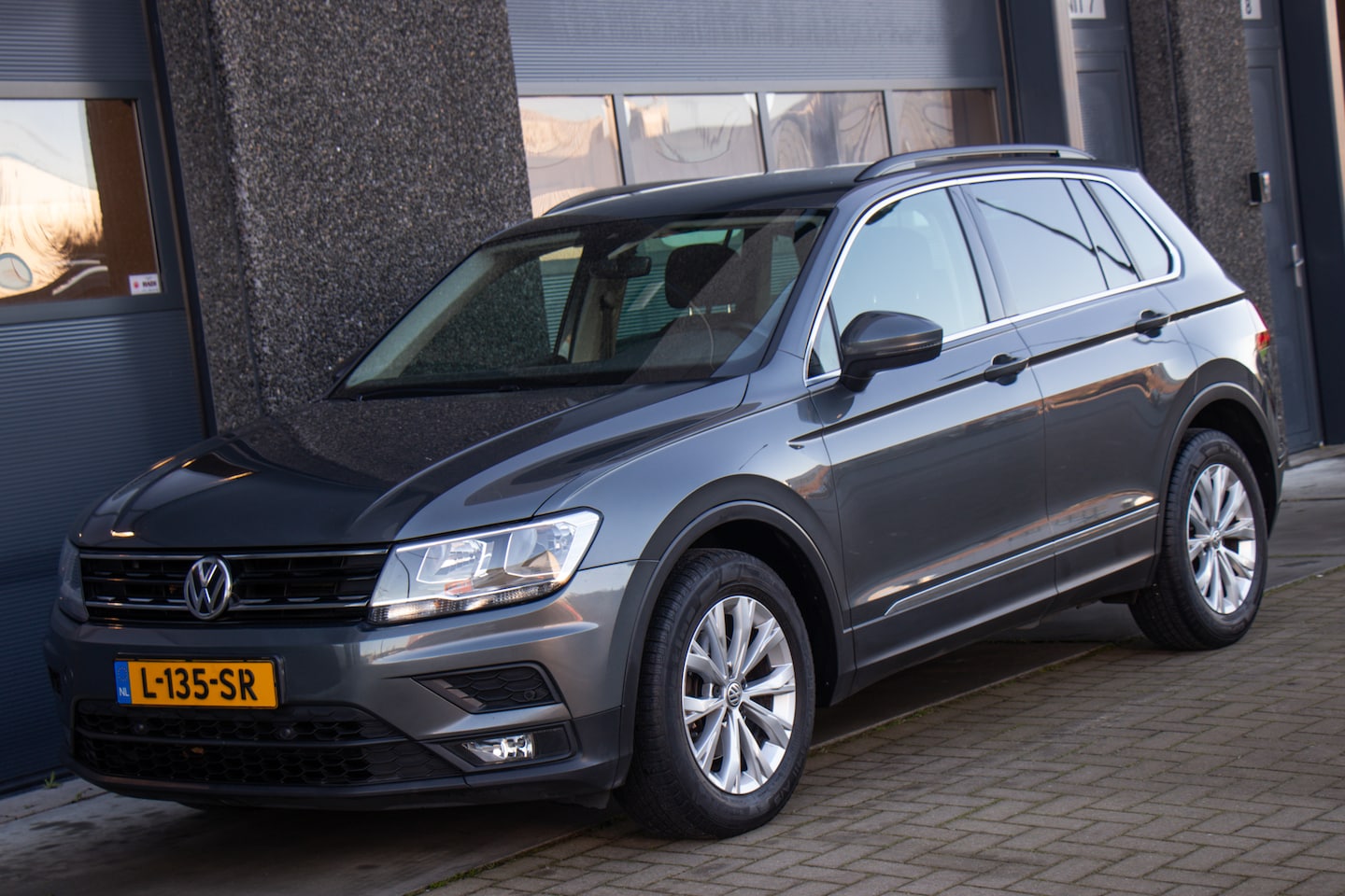 Volkswagen Tiguan - 1.4 TSI Comfortline Business | Trekhaak | Carplay | Climate | ACC | Bluetooth | Stuurbedie - AutoWereld.nl
