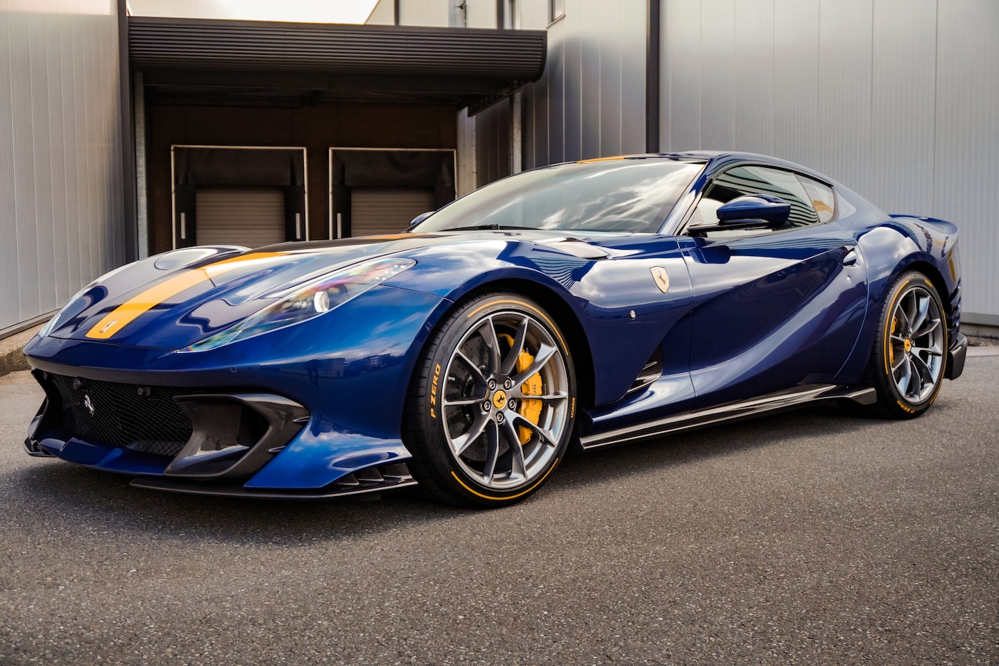 Ferrari 812 Competizione - - Blu Tour de France - 1 of 999 - AutoWereld.nl
