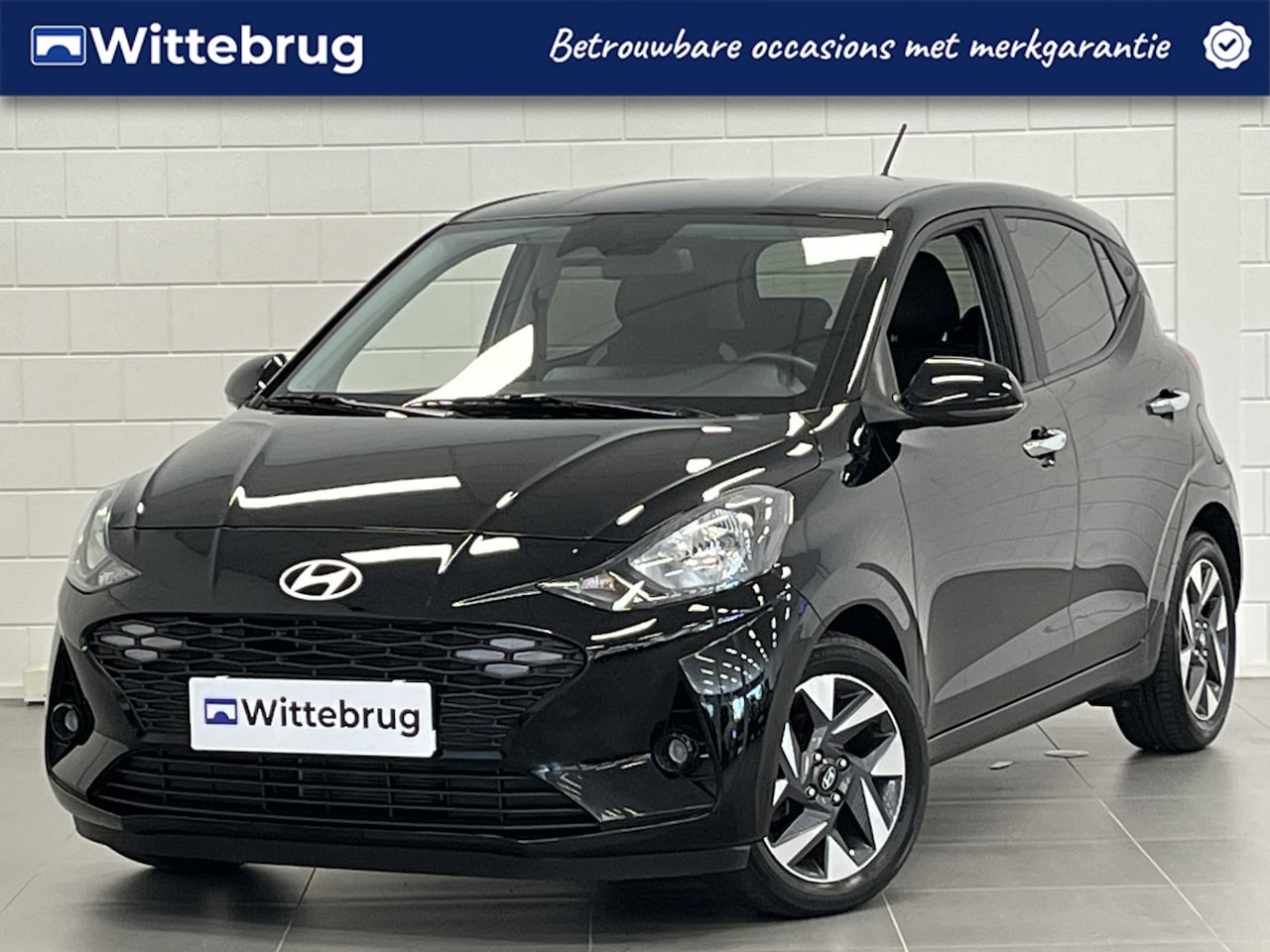 Hyundai i10 - 1.0 Premium 5-zits AUTOMAAT! | LICHTMETALEN VELGEN | NAVIGATIE | PARKEERCAMERA - AutoWereld.nl
